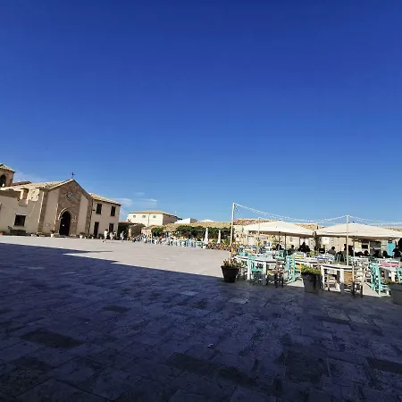 Rosa Nyaraló Modica